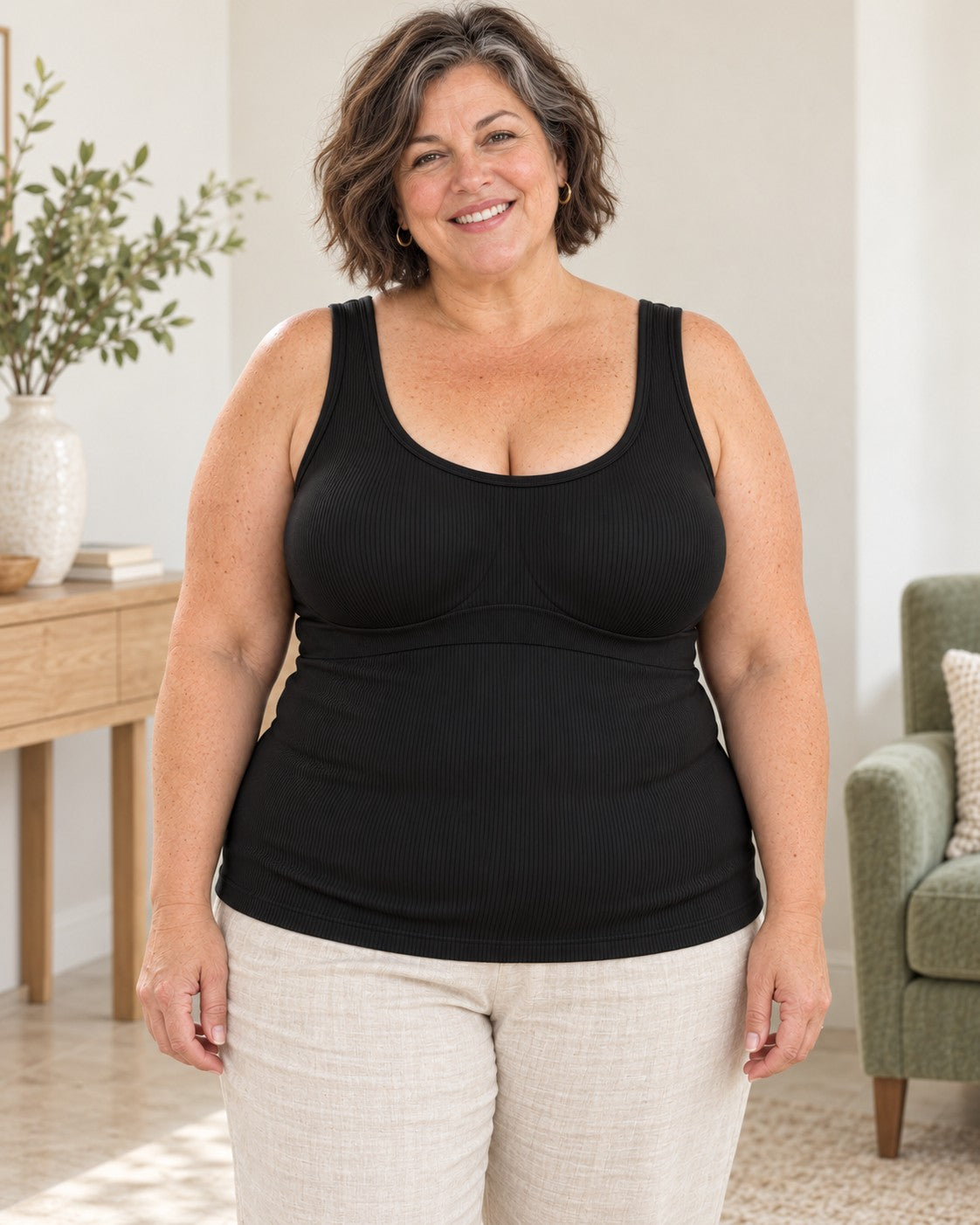 Femme ronde de 55 ans portant le débardeur à soutien-gorge intégré Jeanne Sauge noir en grande taille